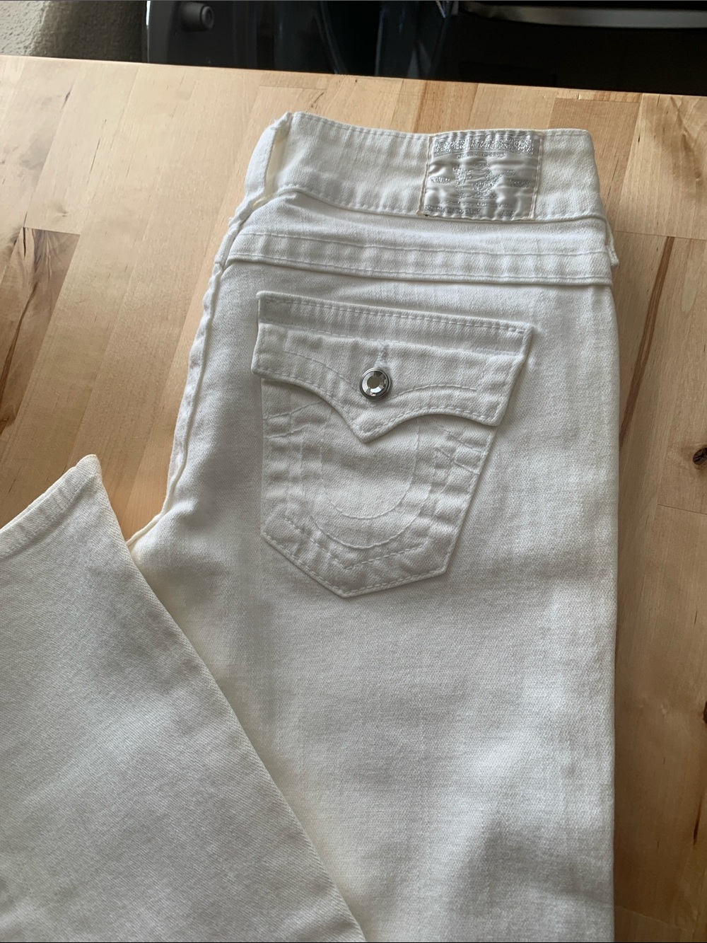 NWOT True Religion RN 112790 straight leg, with decorative buttons, size 27.